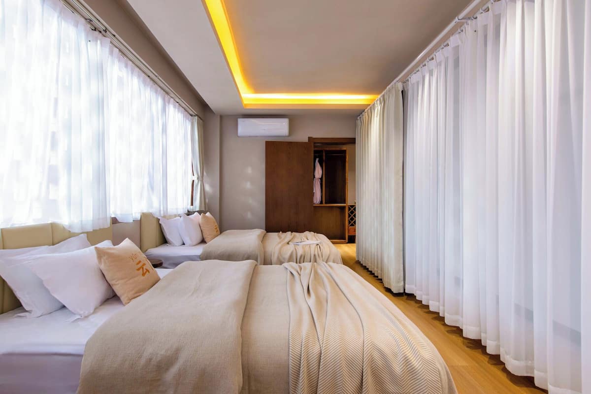 Habitación estándar con 2 camas individuales | Edredón, cortinas blackout, insonorización y wifi gratis