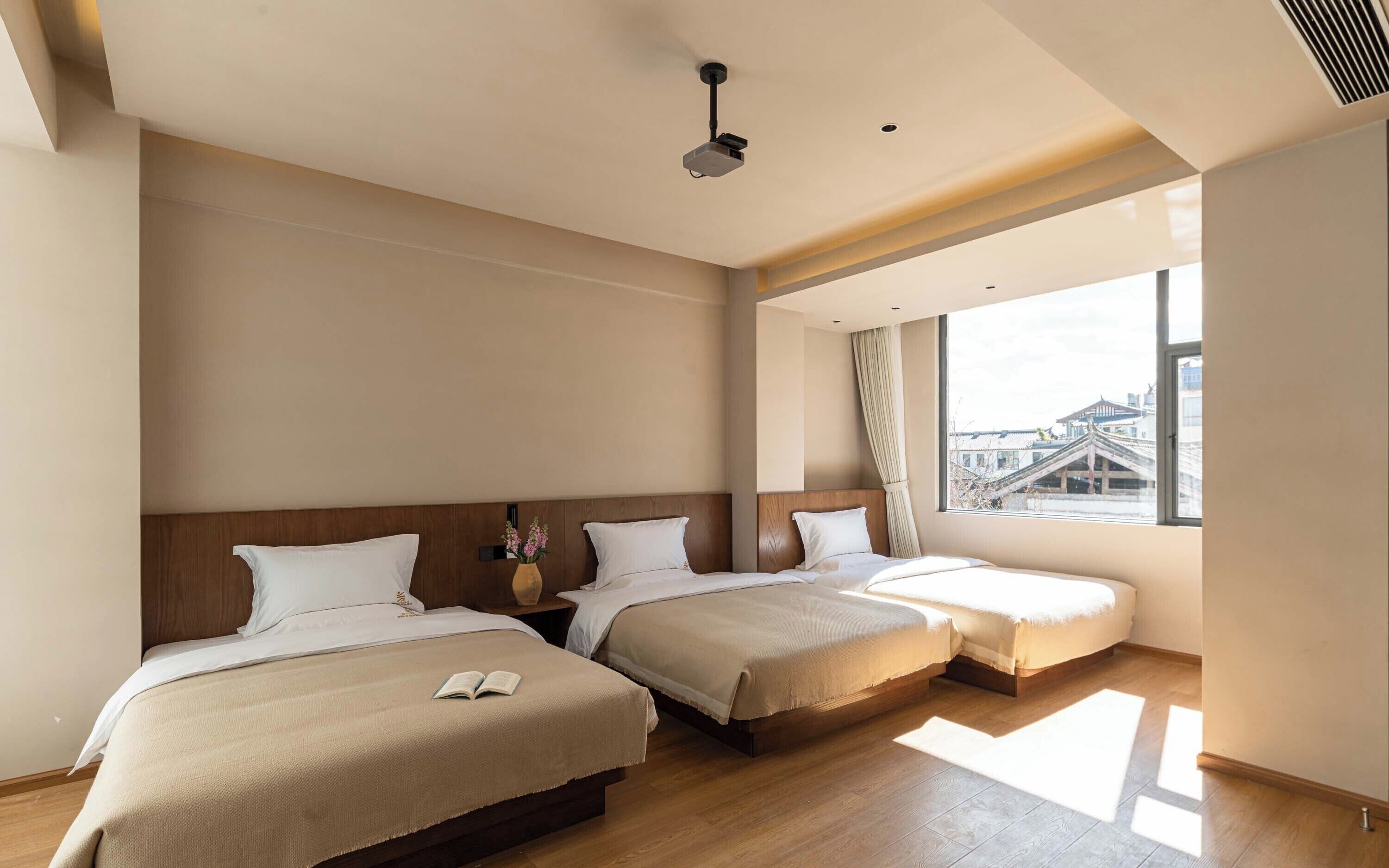 Habitación senior triple | Edredón, cortinas blackout, insonorización y wifi gratis 