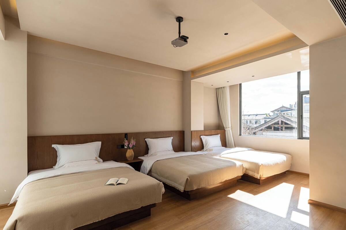 Habitación senior triple | Edredón, cortinas blackout, insonorización y wifi gratis