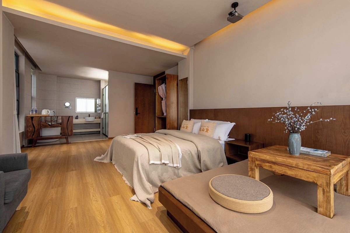 Habitación senior doble | Edredón, cortinas blackout, insonorización y wifi gratis