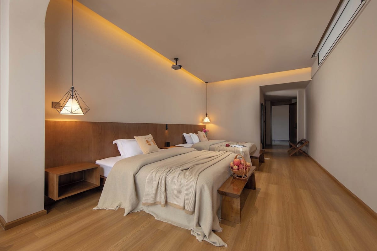 Habitación superior con 2 camas individuales | Edredón, cortinas blackout, insonorización y wifi gratis