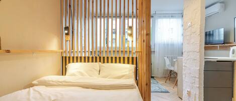 Iron/ironing board, WiFi, bed sheets