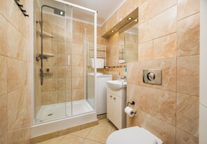 Shower, hair dryer, towels - Warszawa Wola Center 3-Bedroom Apartment (Warszawa)