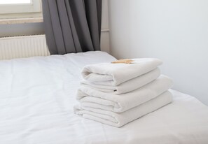 2 bedrooms, iron/ironing board, WiFi, bed sheets - Warszawa Wola Center 3-Bedroom Apartment (Warszawa)