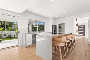Fridge, microwave, oven, stovetop - Belle Escapes The Perfect Stay in Palm Cove (Palm Cove)