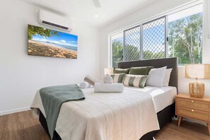 4 bedrooms, iron/ironing board, free WiFi, bed sheets - Belle Escapes The Perfect Stay in Palm Cove (Palm Cove)