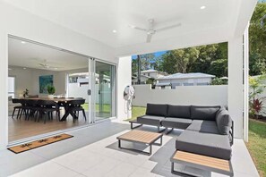 Outdoor dining - Belle Escapes The Perfect Stay in Palm Cove (Palm Cove)