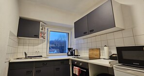 Frigorífico, microondas, horno y placa de cocina