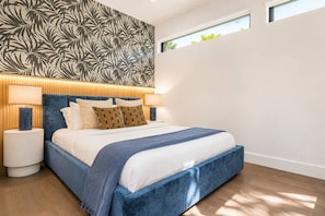 5 habitaciones, escritorio y tabla de planchar con plancha