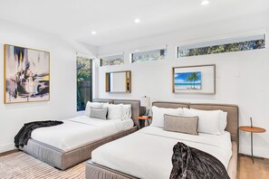 5 soverom, skrivebord, strykejern/-brett og reiseseng for barn