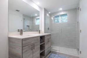 Suihku, hiustenkuivaaja, pyyhkeet