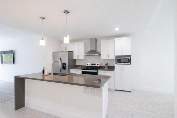 Jääkaappi, mikroaaltouuni, uuni, liesi