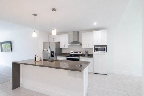 Comfortable 3BR • 4 Beds • Parking Included