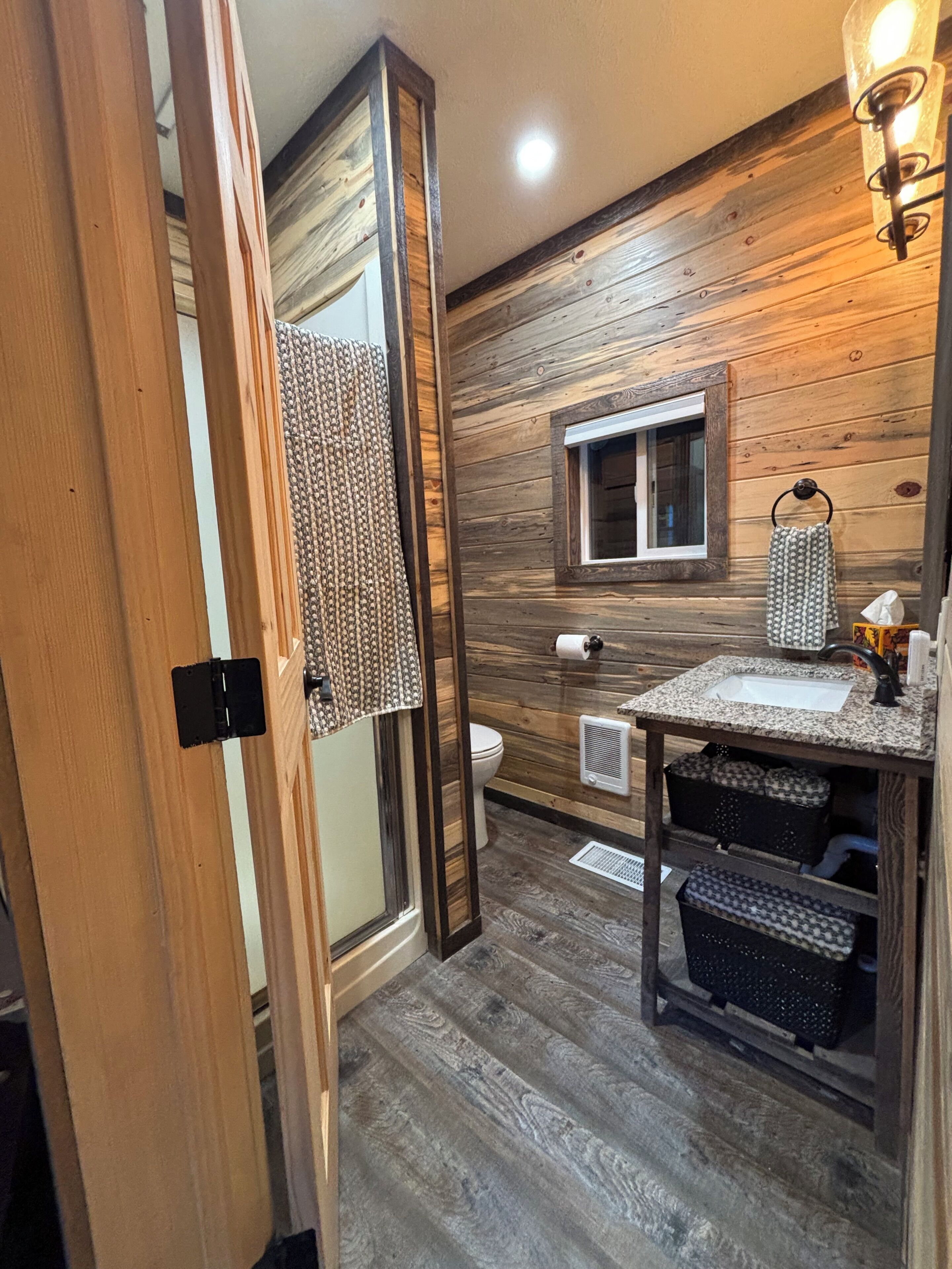 Douche, serviettes fournies, savon, papier toilette