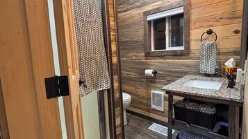 Douche, serviettes fournies, savon, papier toilette