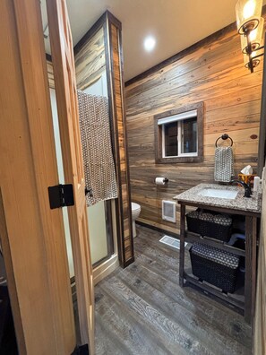 Douche, serviettes fournies, savon, papier toilette