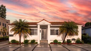 A two-story house with a number 3920, a front door, and two palm trees. - Epic Game House w/ Backyard Oasis & Grill in Culver City (Culver City)