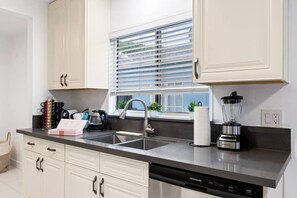 Fridge, microwave, oven, stovetop - Epic Game House w/ Backyard Oasis & Grill in Culver City (Culver City)