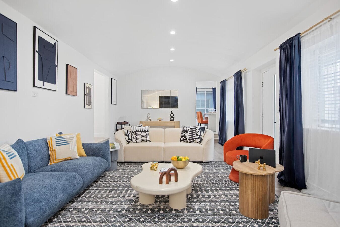 Una televisión, una chimenea, videojuegos, un reproductor estéreo