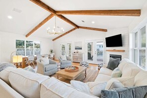 Smart TV, fireplace, ping pong, books - Backyard Oasis, Pool,Sandy Magnolia, Sleeps 16,Eastern Lake,Golf Cart, Bikes (Santa Rosa Beach)