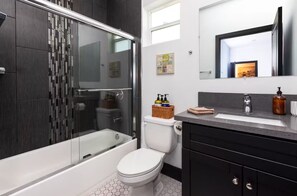 Haartrockner, Handtücher, Shampoo, Toilettenpapier