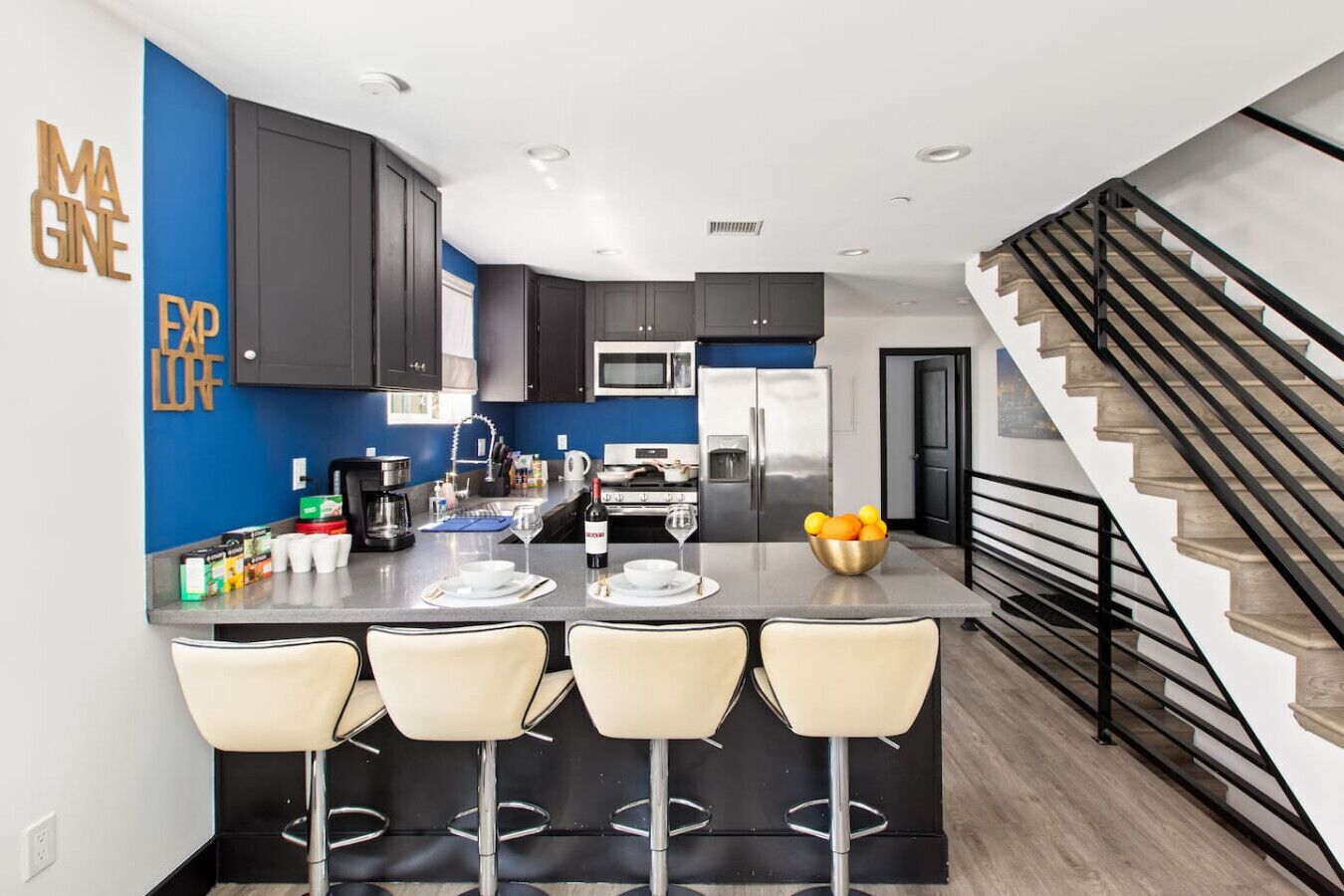 Kjøleskap, mikrobølgeovn, ovn og kokeplater