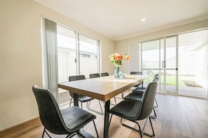 Townhome Deluxe - utsikt mot trädgården | Restauranger