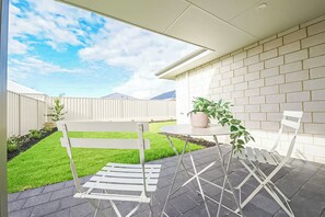 Deluxe Townhome, Garden View | Outdoor dining - StayAU Family Perfect Beach Getaway (Secret Harbour)