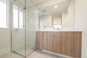 Deluxe Townhome, Garden View | Bathroom | Hair dryer, towels - StayAU Family Perfect Beach Getaway (Secret Harbour)