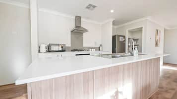 Deluxe Townhome, Garden View | Private kitchen