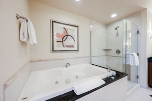Een douche, een bubbelbad, een haardroger, handdoeken