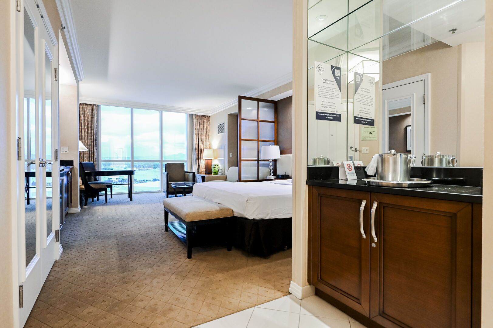 Escritorio, tabla de planchar con plancha, wifi gratis y ropa de cama 