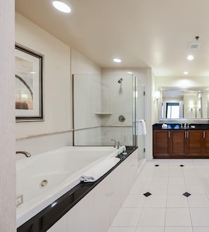 Regadera, tina de hidromasaje, secadora de cabello, toallas 