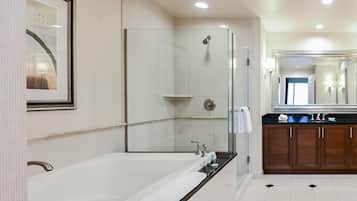 Douche, baignoire Ă jets, sĂšche-cheveux, serviettes fournies