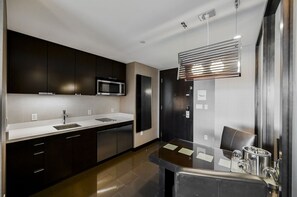Microwave, stovetop, coffee/tea maker, toaster - Studio Mountain View | City Center | Vdara (Las Vegas)
