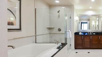 Douche, baignoire Ă jets, sĂšche-cheveux, serviettes fournies