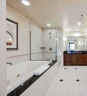 Douche, baignoire à jets, sèche-cheveux, serviettes fournies