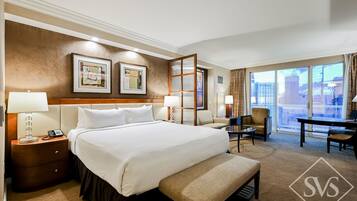 Escritorio, tabla de planchar con plancha, wifi gratis y ropa de cama