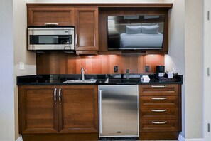 Fridge, microwave, stovetop, dishwasher - 2BD/2BA JR Studio Combo | Strip View | Balcony G18MN3 (Las Vegas)