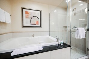 Douche, baignoire à jets, sèche-cheveux, serviettes fournies