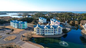 Un grand hôtel à plusieurs étages, avec vue sur le port, comprenant une cour intérieure et un espace de stationnement.
