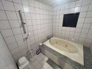 Habitación básica doble | Baño | Artículos de higiene personal gratuitos, secador de pelo y champú