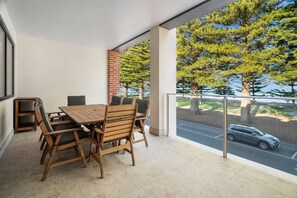 Outdoor dining - Harborview Modern 3 Bedroom Apartment 9F/A (Victor Harbor)
