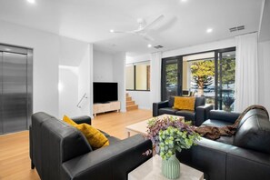 TV, stereo - Harborview Modern 3 Bedroom Apartment 9F/A (Victor Harbor)