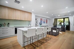 Private kitchen - Harborview Modern 4 Bedroom Apartment 10F (Victor Harbor)