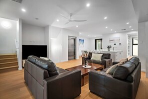 TV - Harborview Modern 4 Bedroom Apartment 10F (Victor Harbor)
