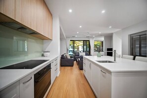 Private kitchen - Harborview Modern 4 Bedroom Apartment 10F (Victor Harbor)