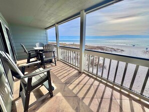 Outdoor dining - Regatta 101B – Gulf Front Corner Unit | 3BR / 2BA | Stunning Views + Updated Interior (Gulf Shores)