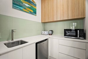Private kitchen - Harborview Modern 1 Bedroom Studio 9F/B (Victor Harbor)
