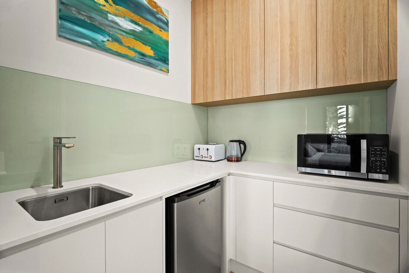 Refrigerador, microondas, tostadora y comedor 